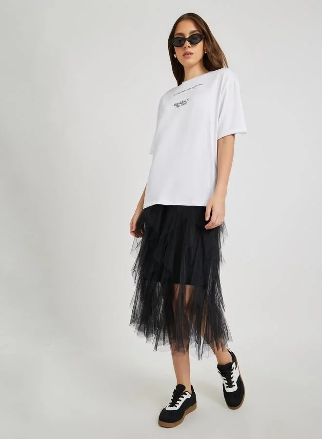 تايك تو تيشيرت بطباعة شعار   بياقة دائرية وقصة واسعة